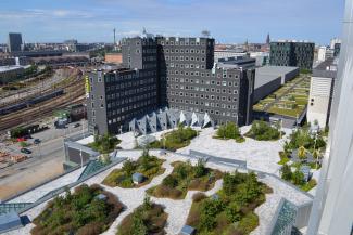 The garden area of the Tivoli Congress Center extends the existing pedestrian pathway to a total overall length of approx. 440 m. Roof garden of the Tivoli Congress Center